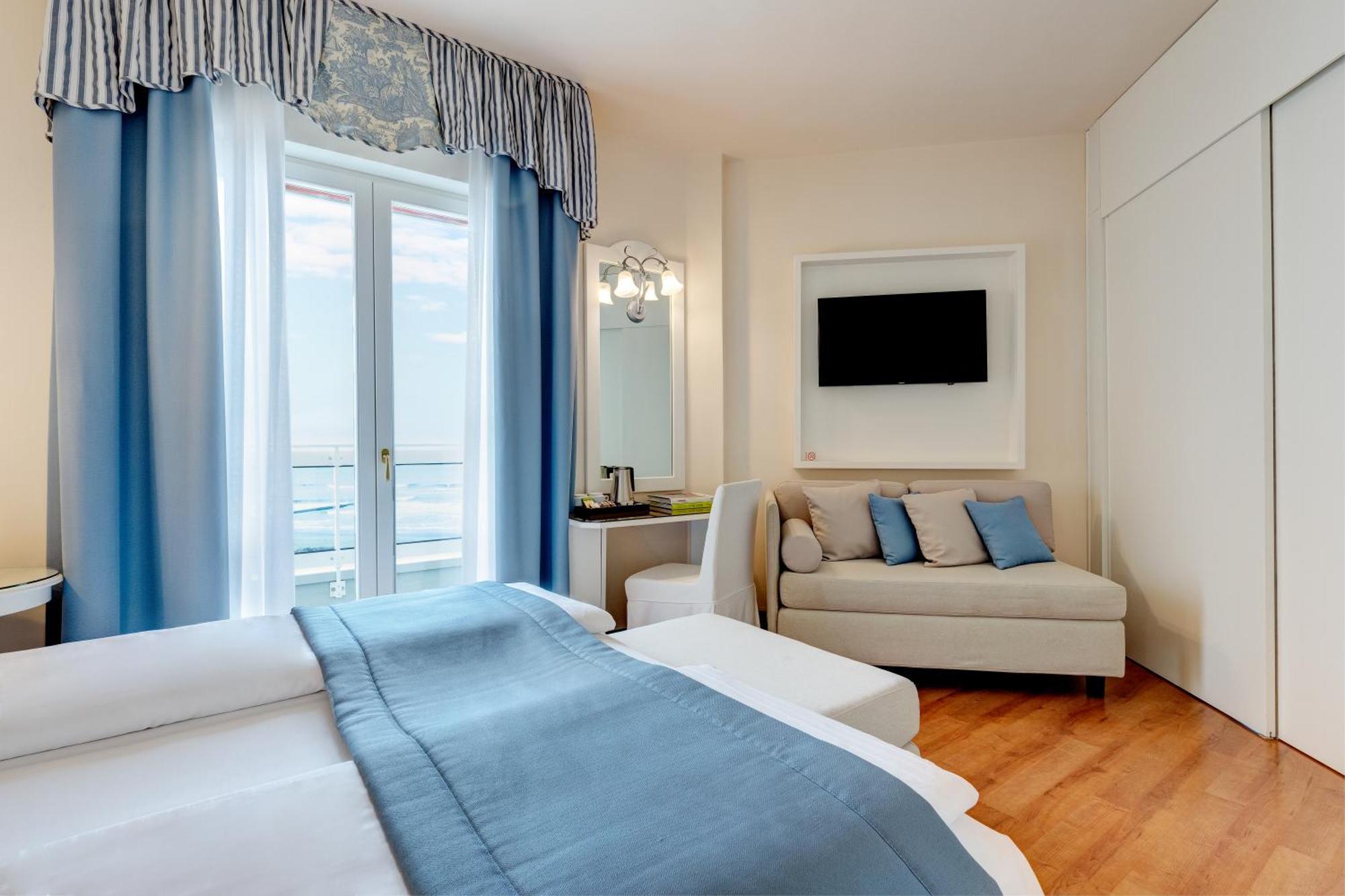 Hotel Cavalieri Palace & Suites Lido di Jesolo Bagian luar foto