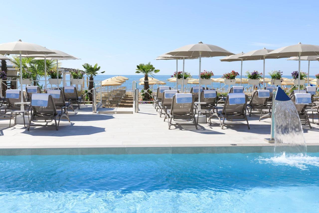 Hotel Cavalieri Palace & Suites Lido di Jesolo Bagian luar foto