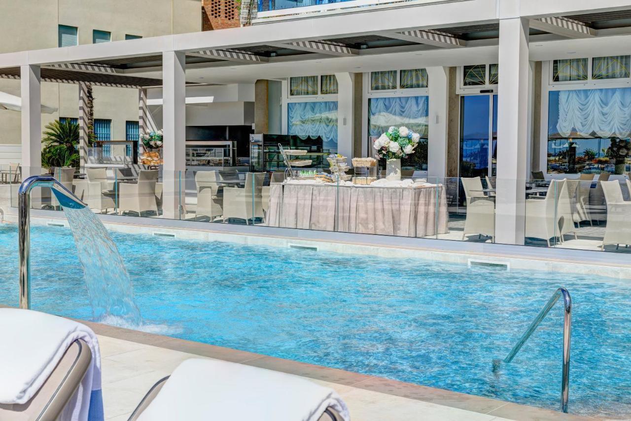 Hotel Cavalieri Palace & Suites Lido di Jesolo Bagian luar foto