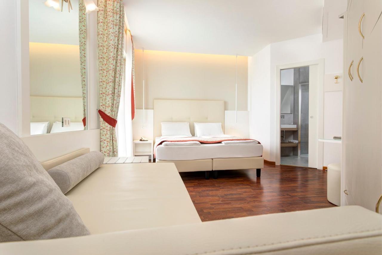 Hotel Cavalieri Palace & Suites Lido di Jesolo Bagian luar foto