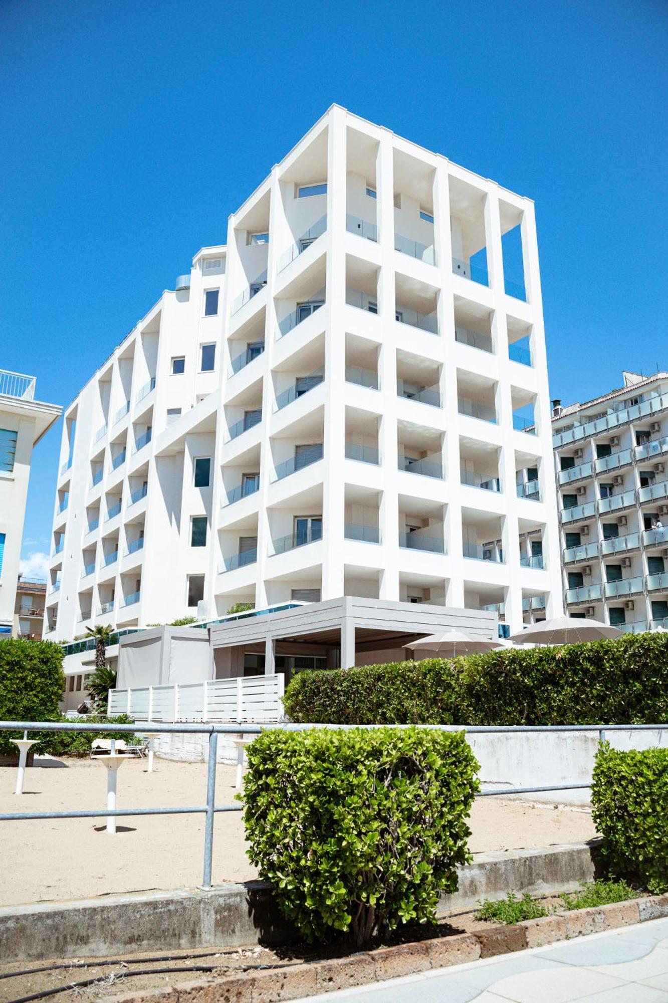 Hotel Cavalieri Palace & Suites Lido di Jesolo Bagian luar foto