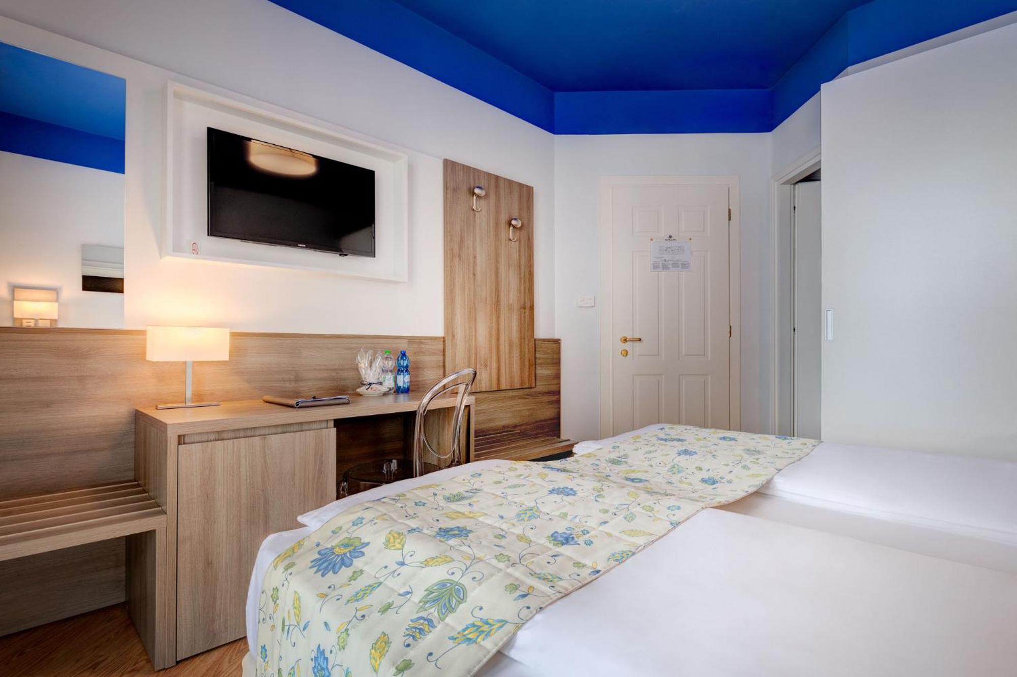 Hotel Cavalieri Palace & Suites Lido di Jesolo Bagian luar foto