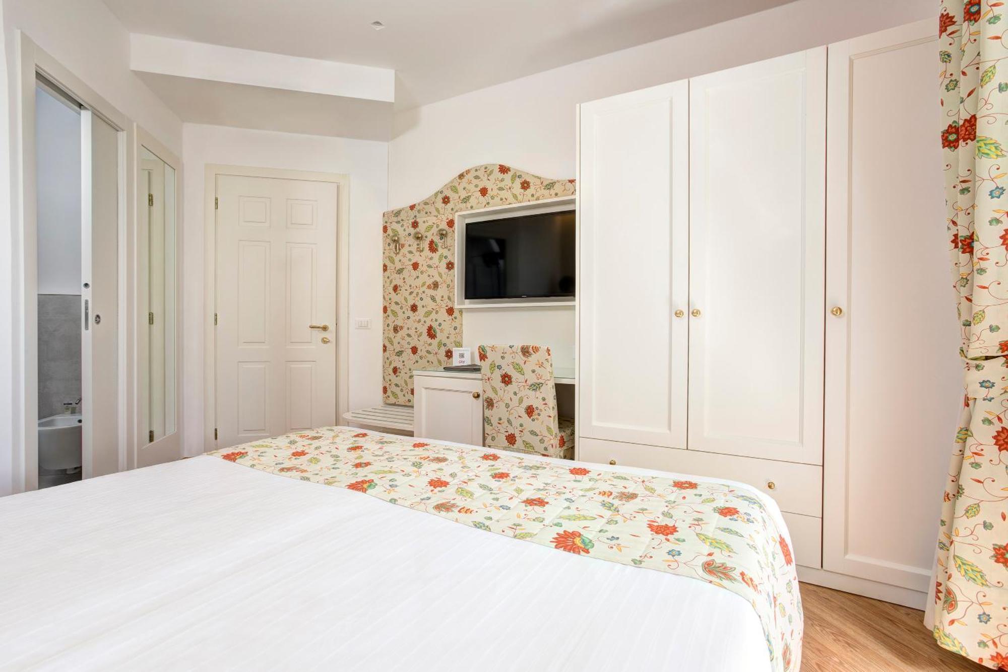Hotel Cavalieri Palace & Suites Lido di Jesolo Bagian luar foto