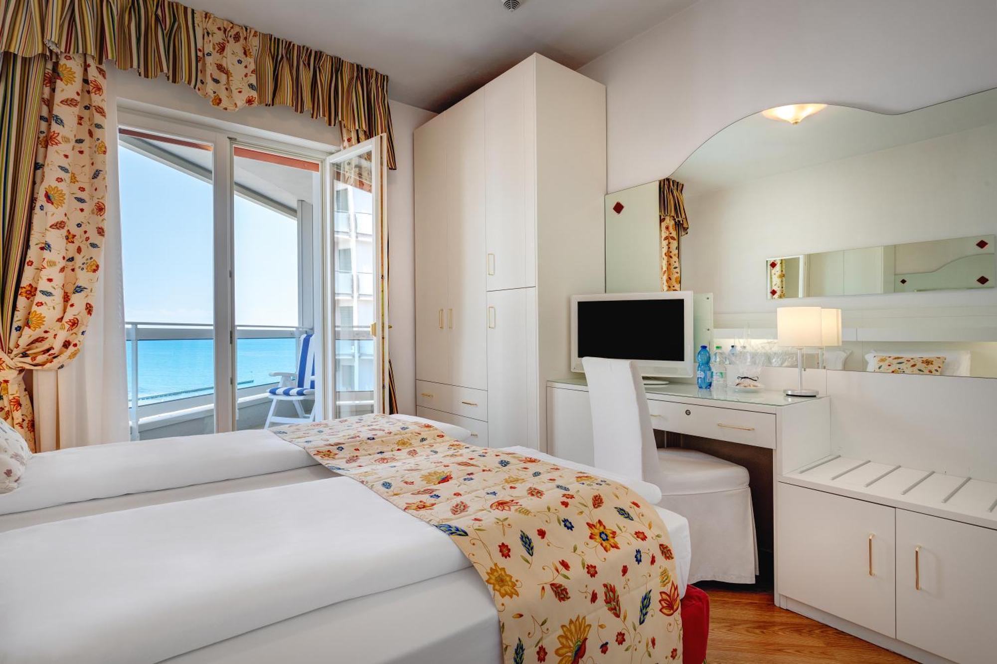 Hotel Cavalieri Palace & Suites Lido di Jesolo Bagian luar foto