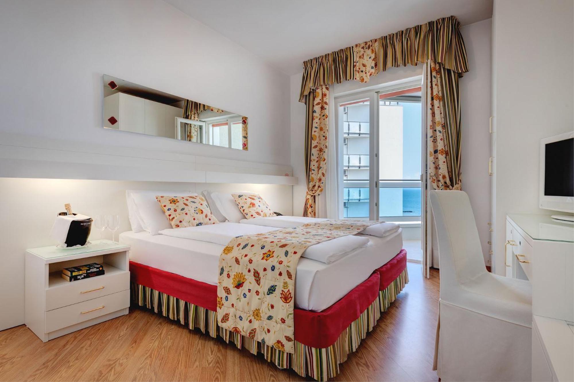 Hotel Cavalieri Palace & Suites Lido di Jesolo Bagian luar foto