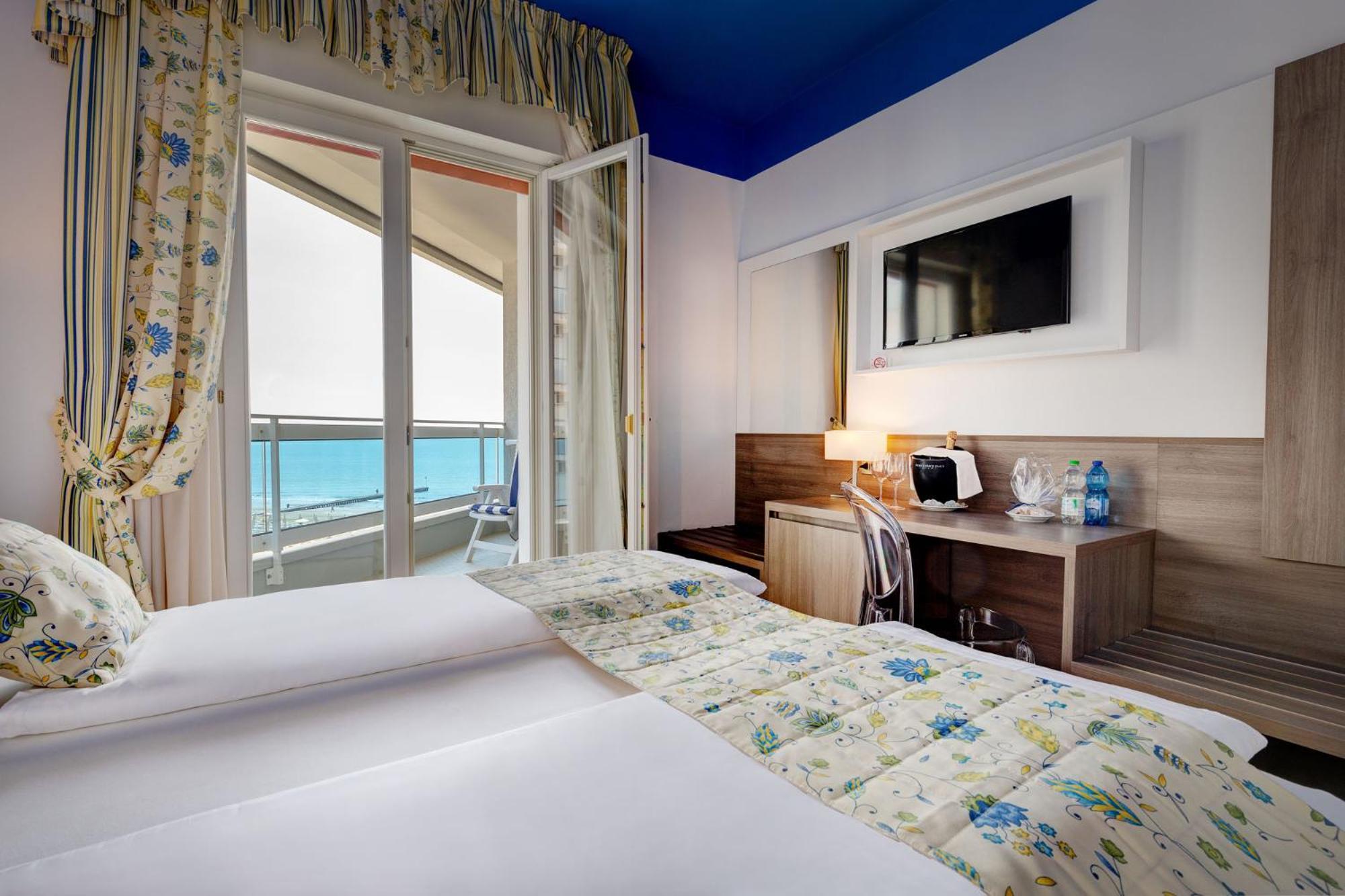 Hotel Cavalieri Palace & Suites Lido di Jesolo Bagian luar foto
