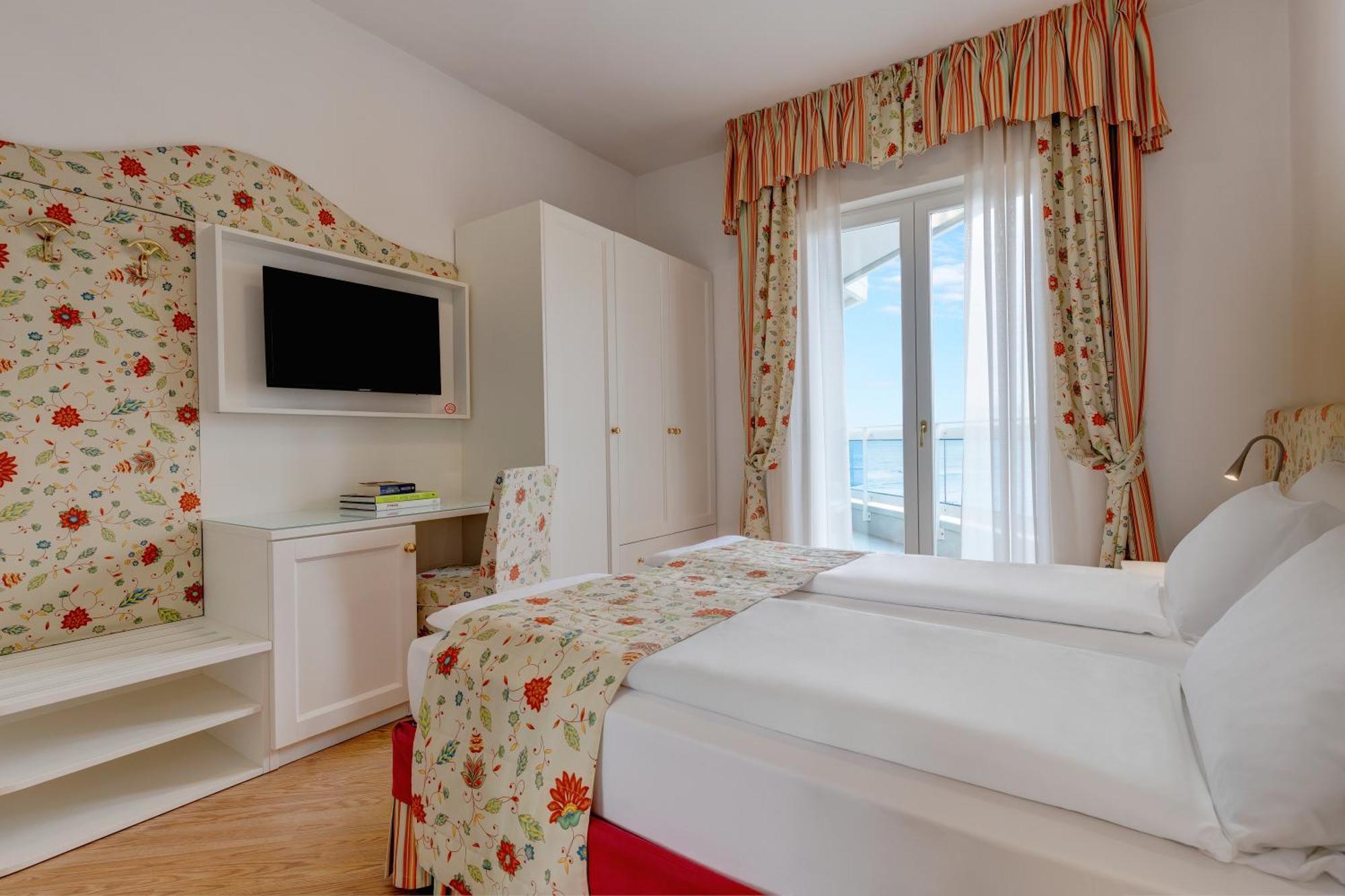 Hotel Cavalieri Palace & Suites Lido di Jesolo Bagian luar foto