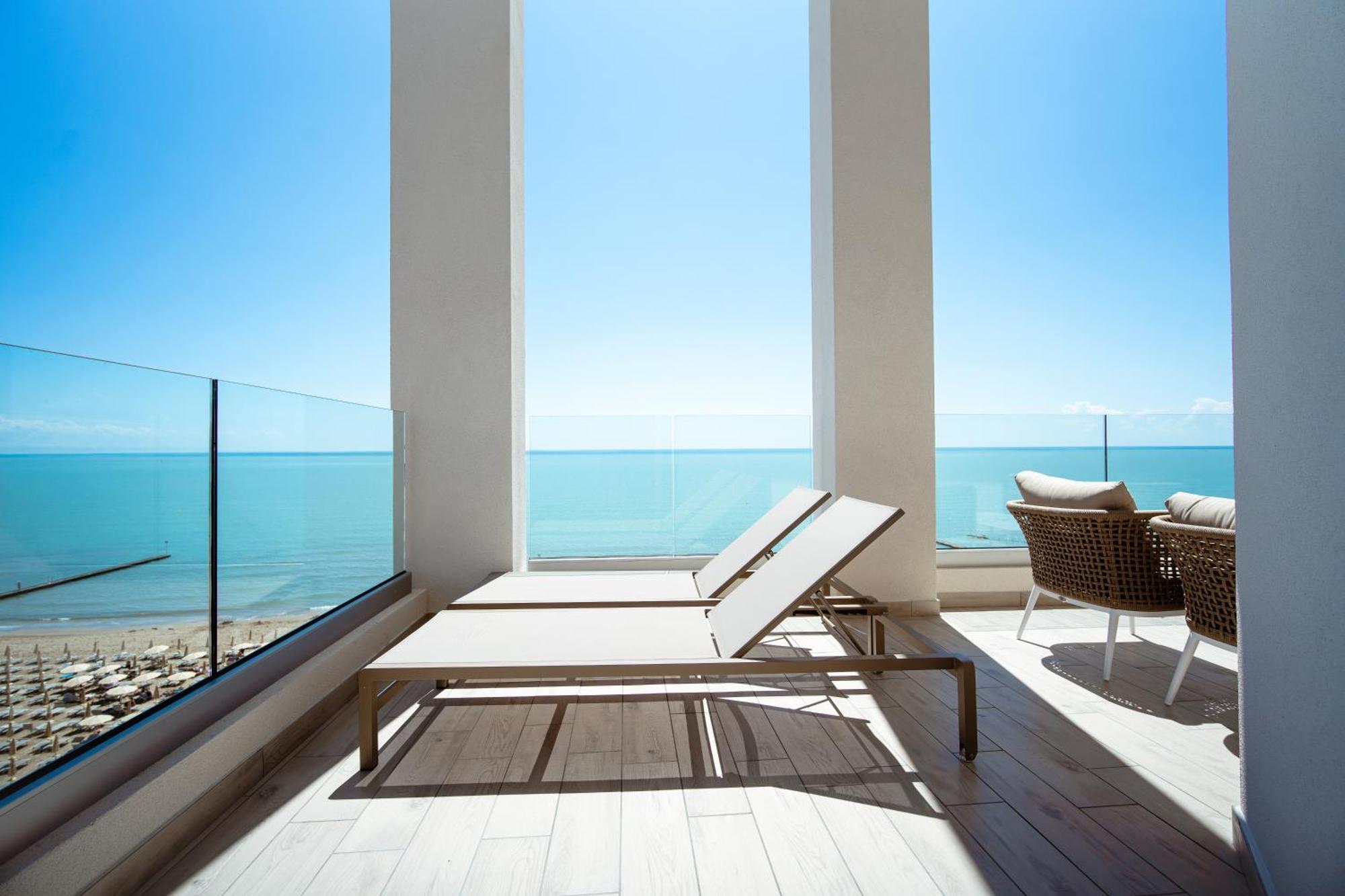 Hotel Cavalieri Palace & Suites Lido di Jesolo Bagian luar foto
