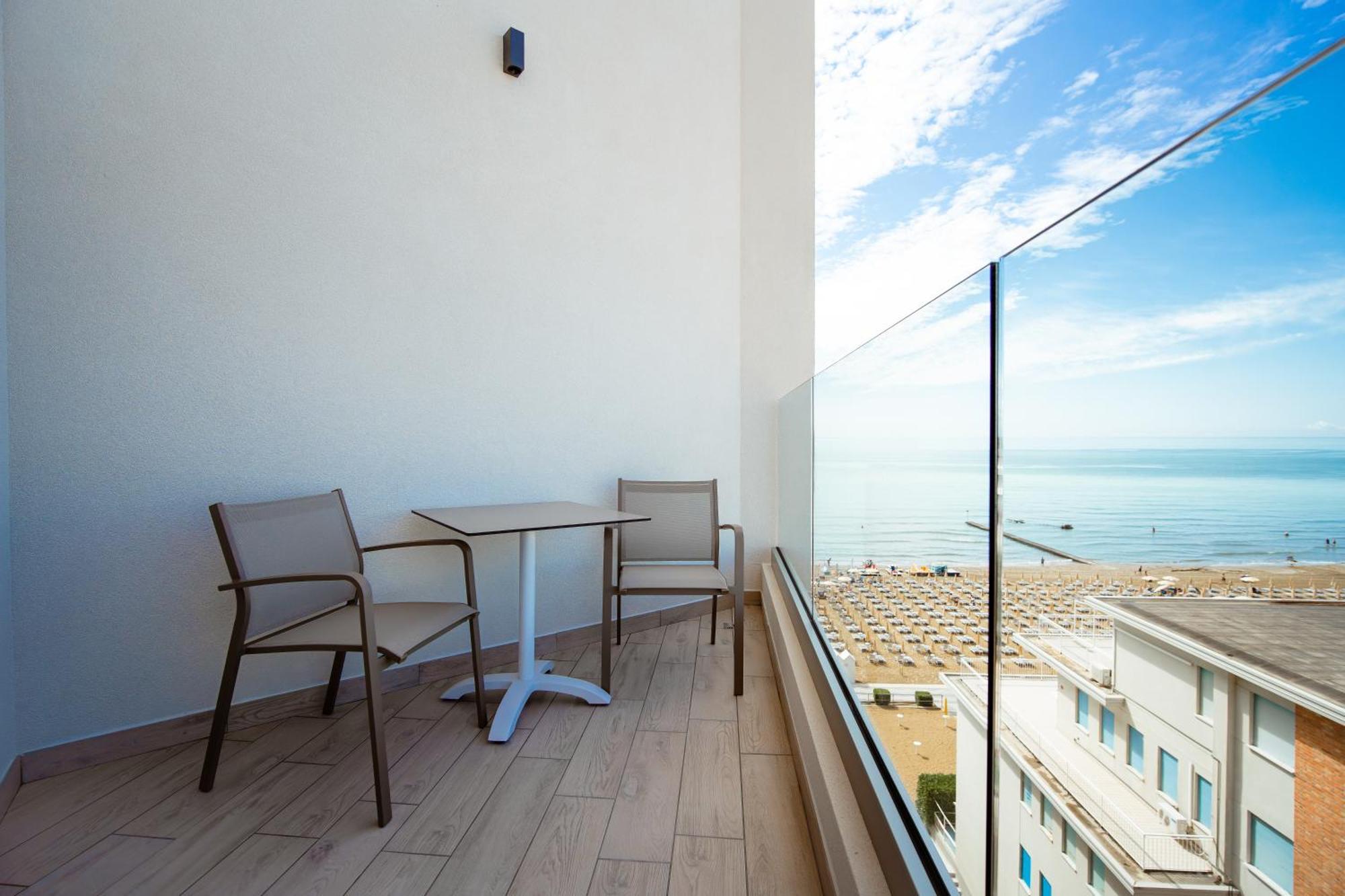 Hotel Cavalieri Palace & Suites Lido di Jesolo Bagian luar foto