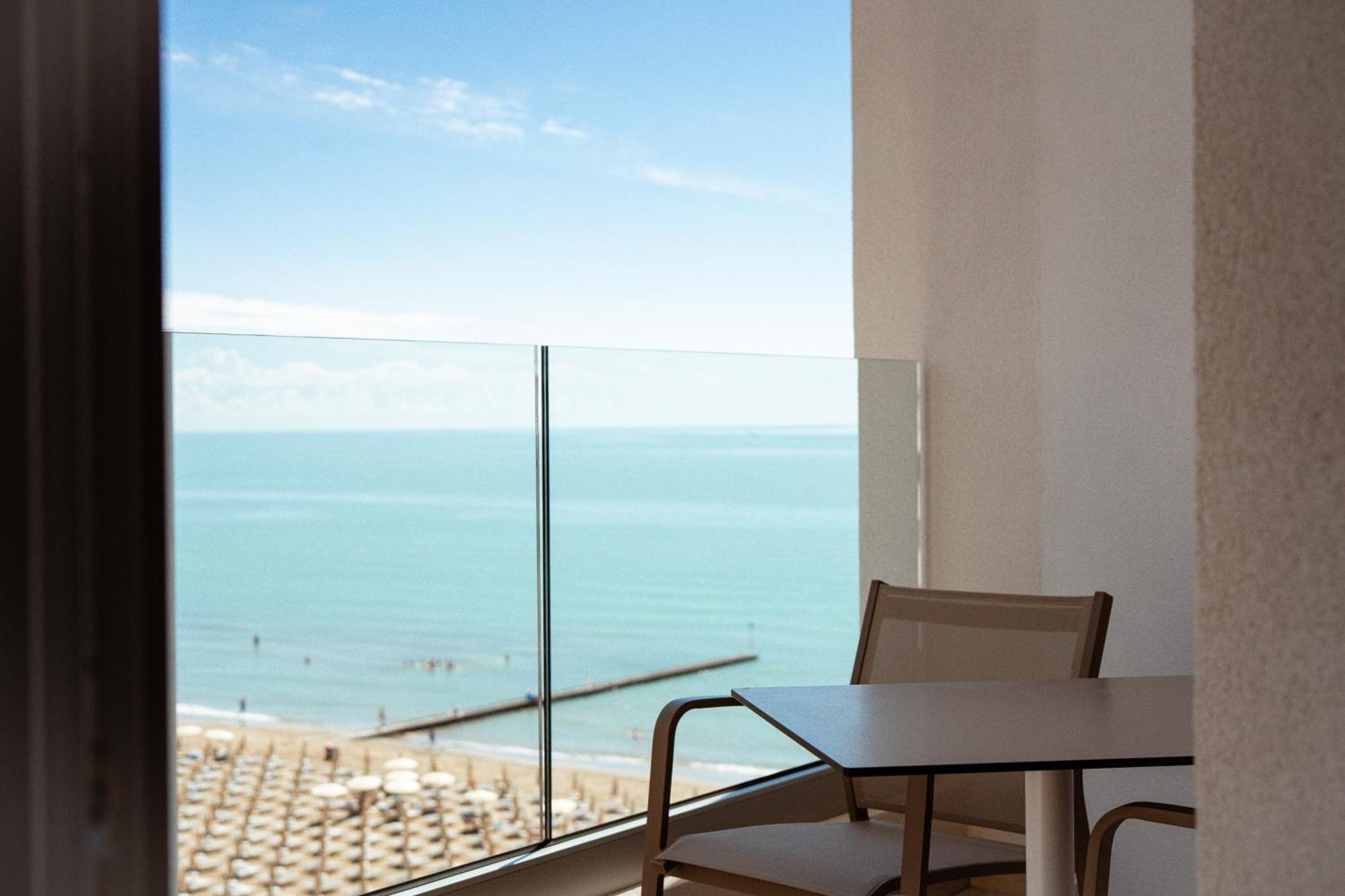 Hotel Cavalieri Palace & Suites Lido di Jesolo Bagian luar foto